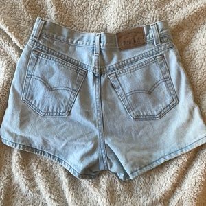 Light wash Levi shorts